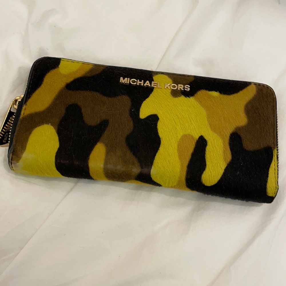 Micheal Kors Wallet. Material slightly ageing. But over all great condition.